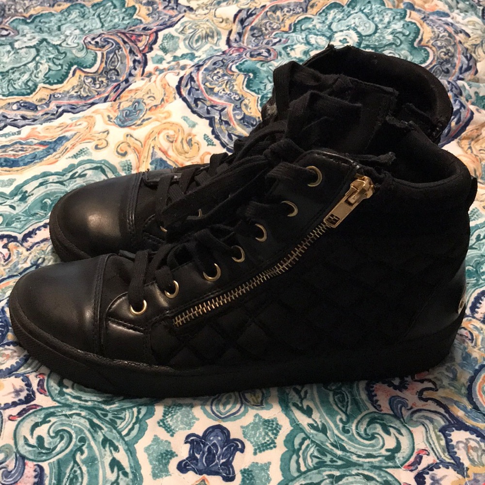 Shoes with zipper